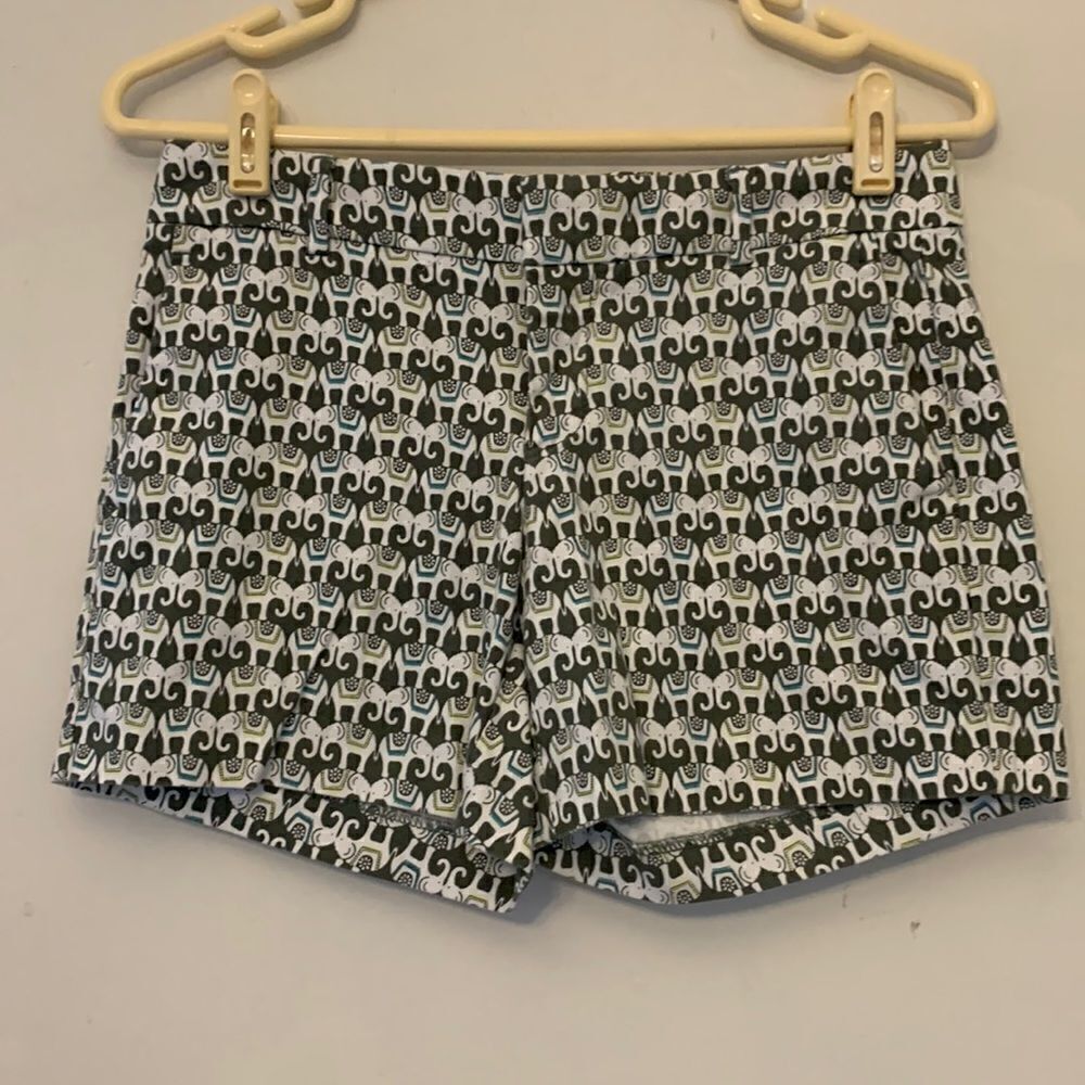 3/$30 Banana Republic adorable elephant shorts. Size 0 Length 13”